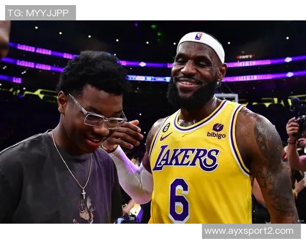 布莱斯分享詹姆斯全家福感恩瞬间幸福洋溢温馨家庭时光